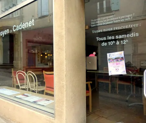 Les horaires de la permanence affichés sur la vitrine : tous les samedis de 10h à 12h